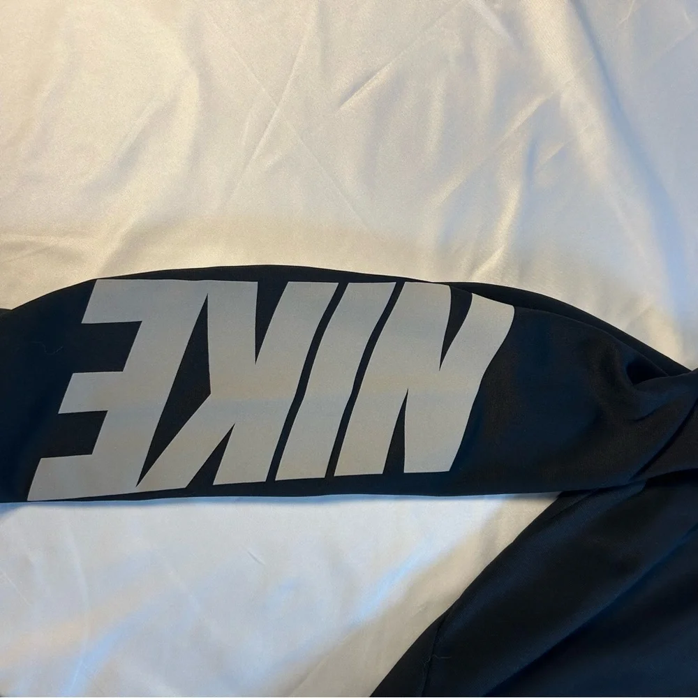 Nike Thermafit Men’s Black Hoodie, Long Sleeve, Center Pocket, Athletic,‎ Large